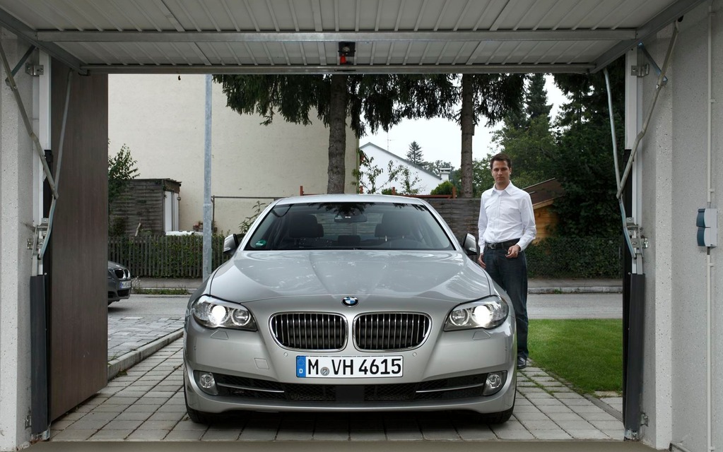 <p>BMW Remote Control Parking System.</p>