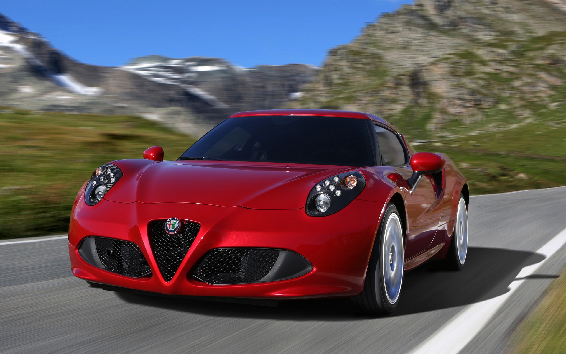 <p>Alfa Romeo 4C 2018, couleur: Alfa Rosso.</p>