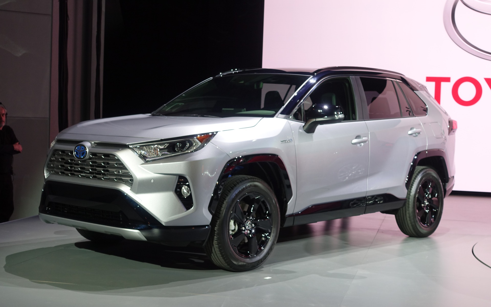 <p>Toyota RAV4 XSE Hybrid 2019</p>