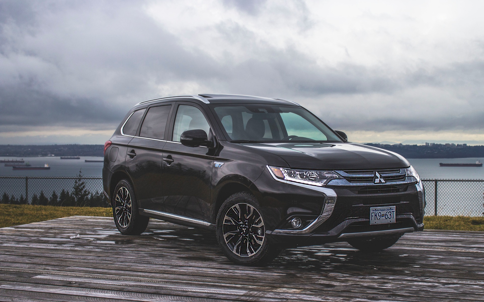 <p>Front 3/4 view of the 2018 Mitsubishi Outlander PHEV</p>