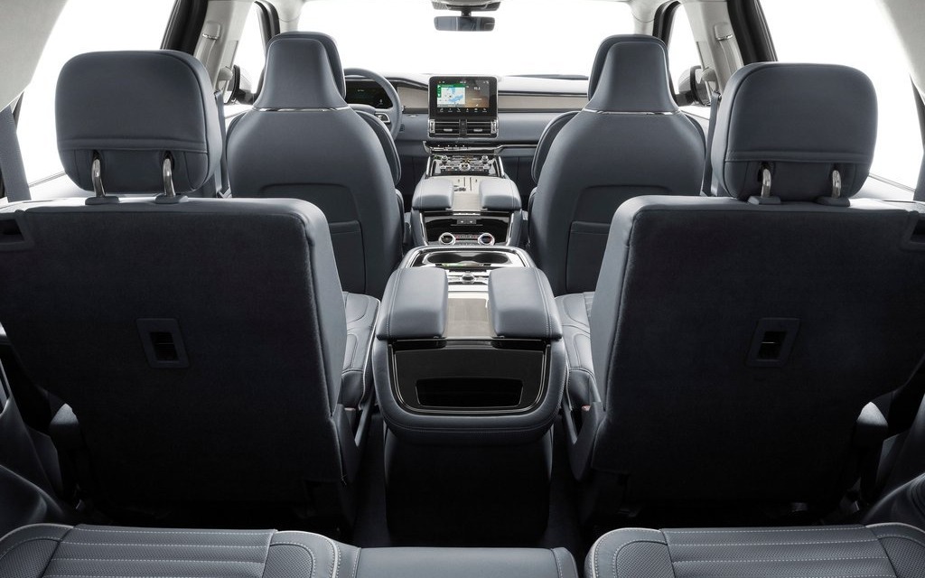 <p>Interior of the 2018 Lincoln Navigator</p>