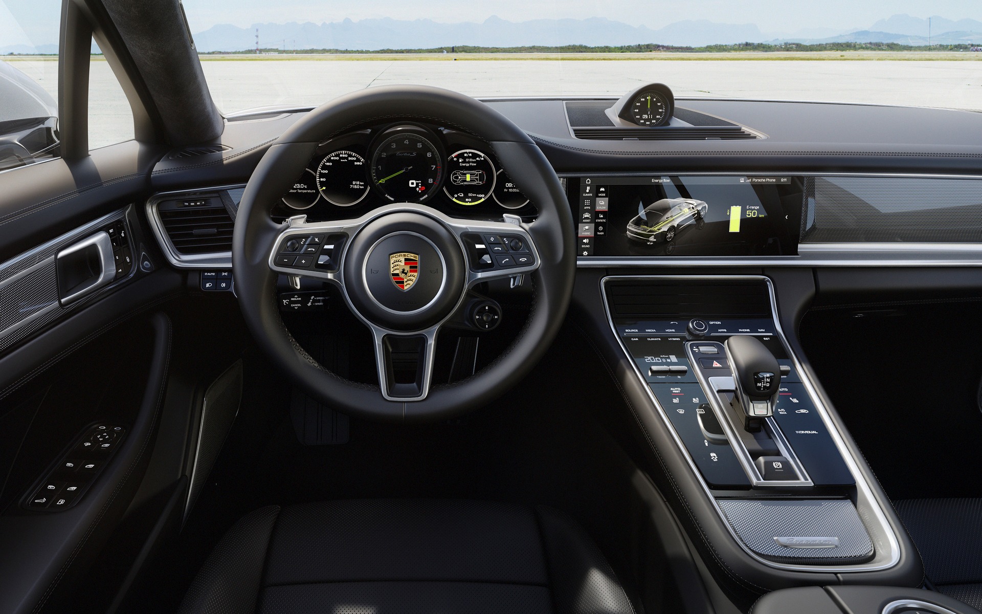 <p>Interior of the 2018 Porsche Panamera Turbo S E-Hybrid</p>