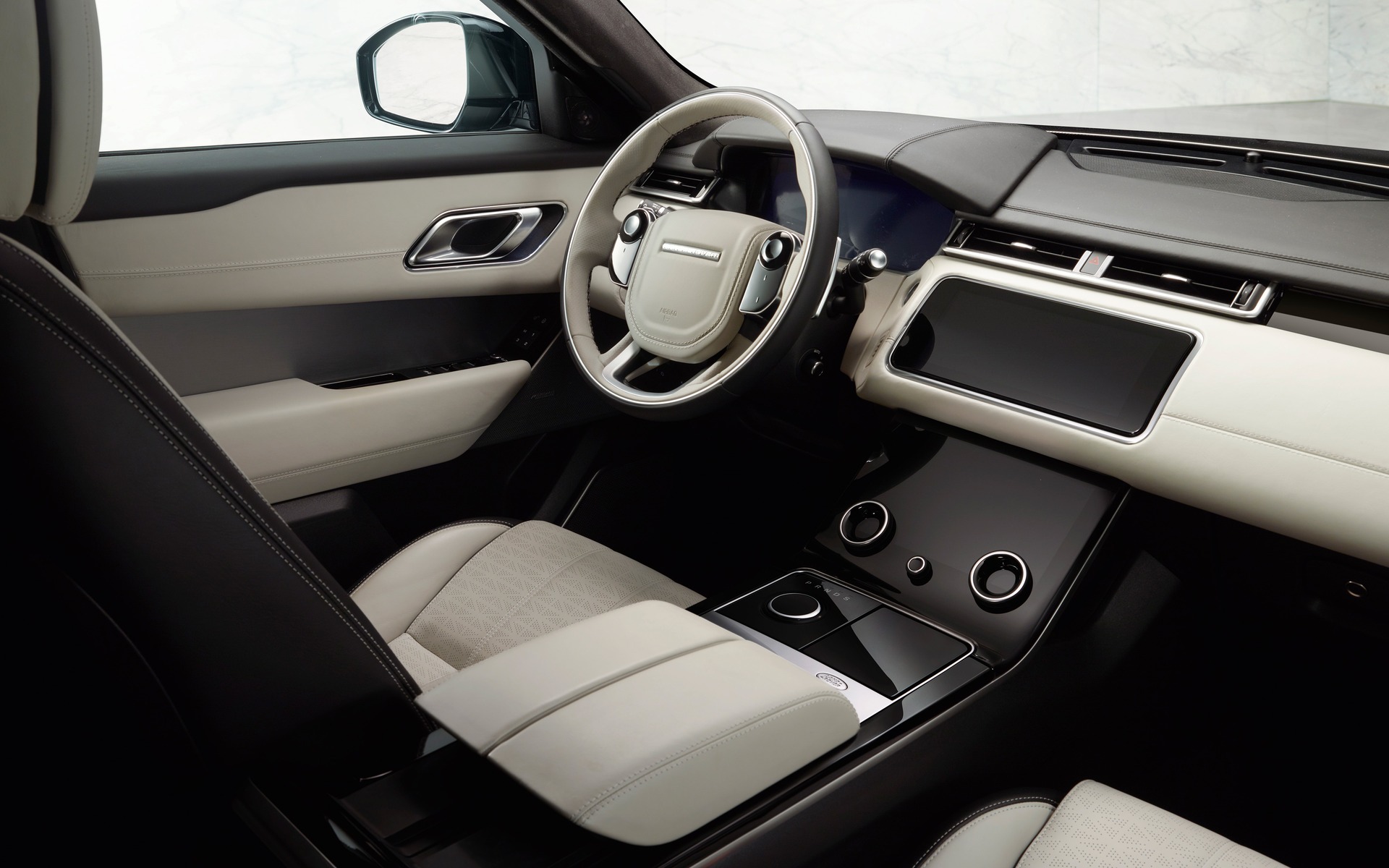 <p>Interior of the 2018 Land Rover Range Rover Velar</p>