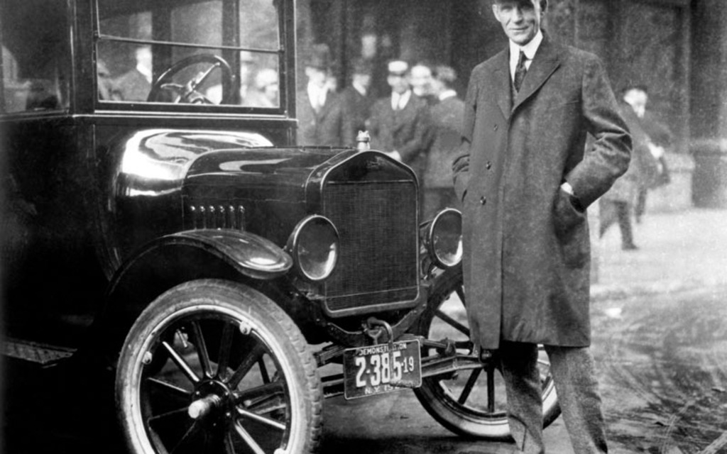 <p>1921. Henry Ford devant son embl&eacute;matique Model T.</p>