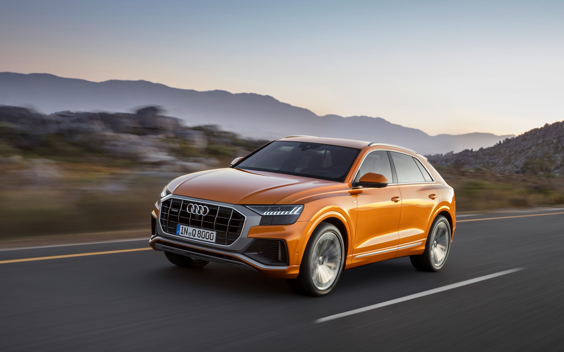 <p>Audi Q8&nbsp;2019 sur la route</p>