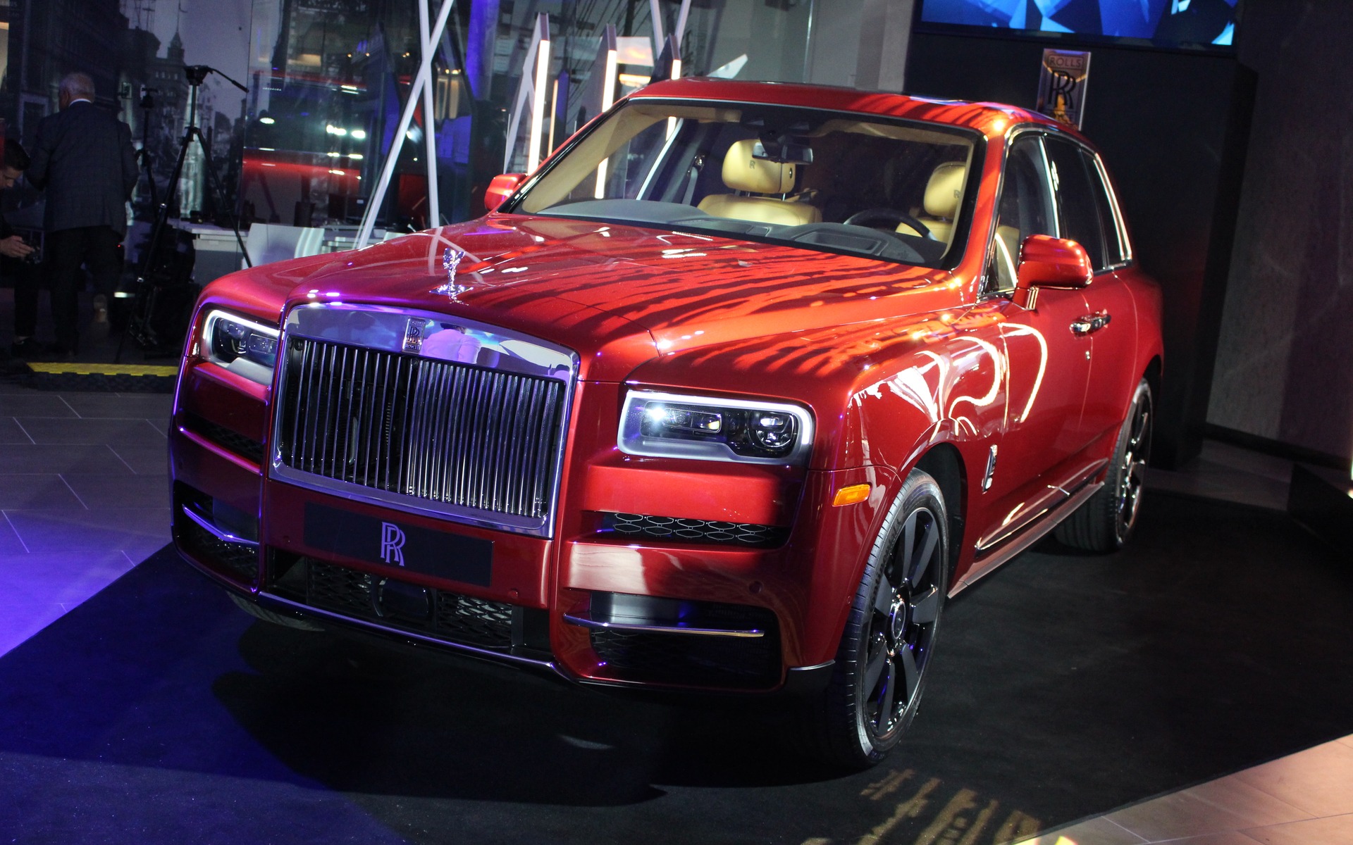 First Drive 2019 RollsRoyce Cullinan  Driving