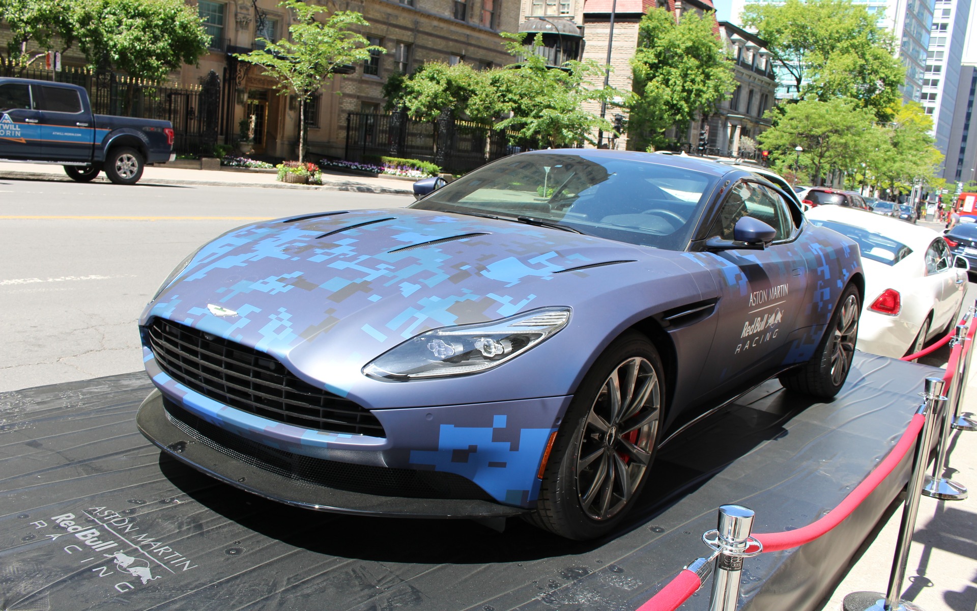 <p>2018 Aston Martin DB11</p>