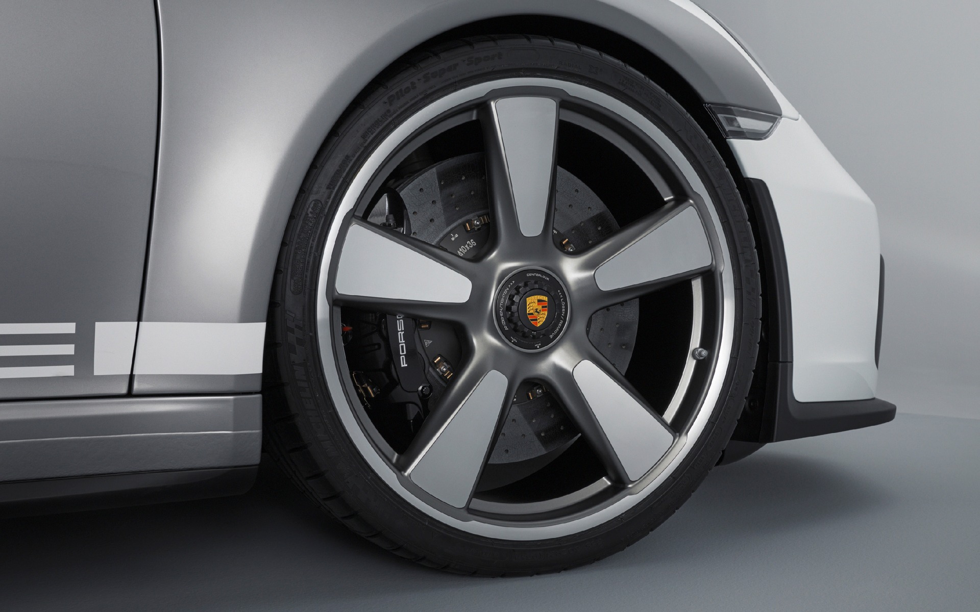 <p>Porsche 911 Speedster Concept centre-lock wheels</p>