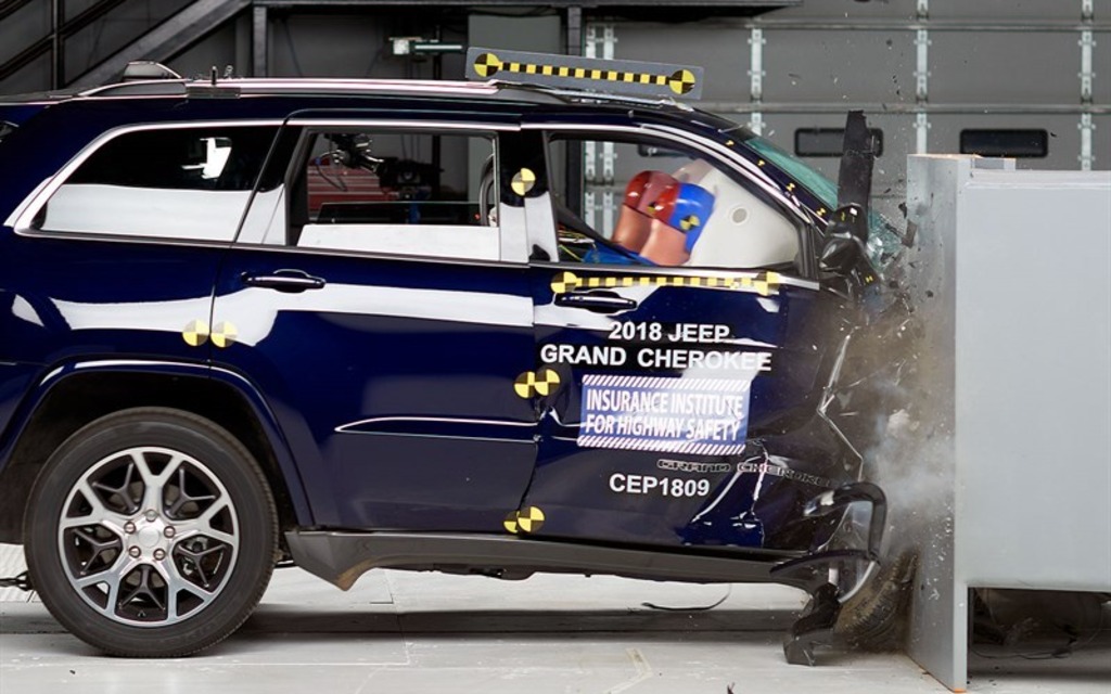 <p>2018 Jeep Grand Cherokee right-side small overlap front crash test</p>