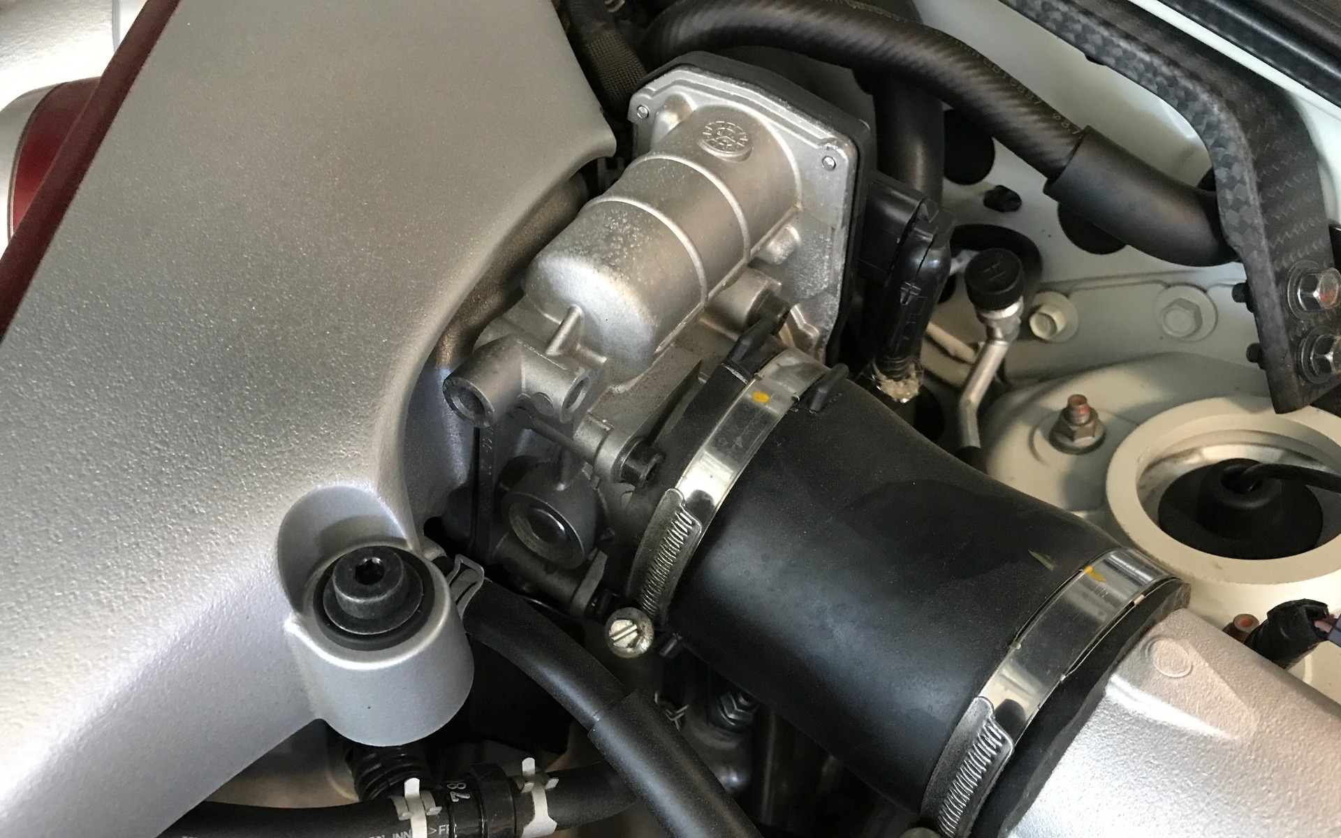 <p>Le V6 profite d'une pair de turbocompresseurs</p>