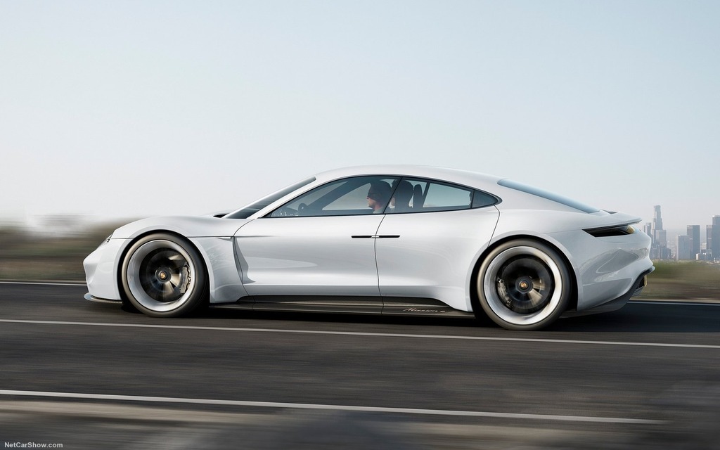 <p>Porsche Mission E, qui deviendra la Taycan 2020</p>