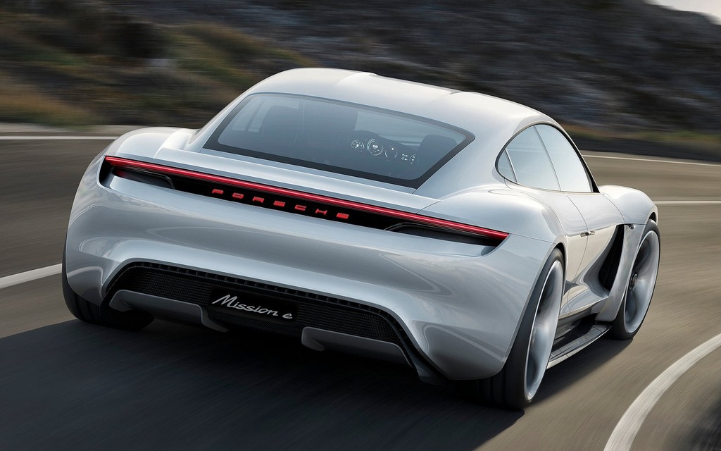 <p>Porsche Mission E, qui deviendra la Taycan 2020</p>