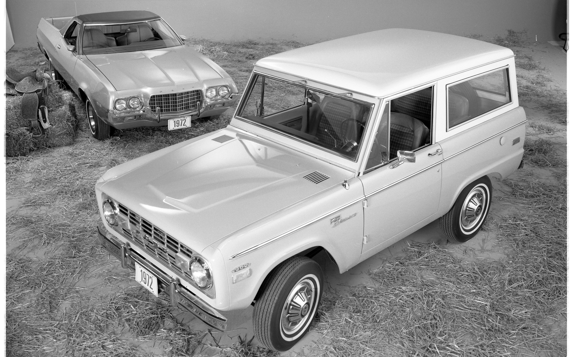 <p>1972 Ford Bronco 1972 alongside the 1972 Ford Ranchero</p>