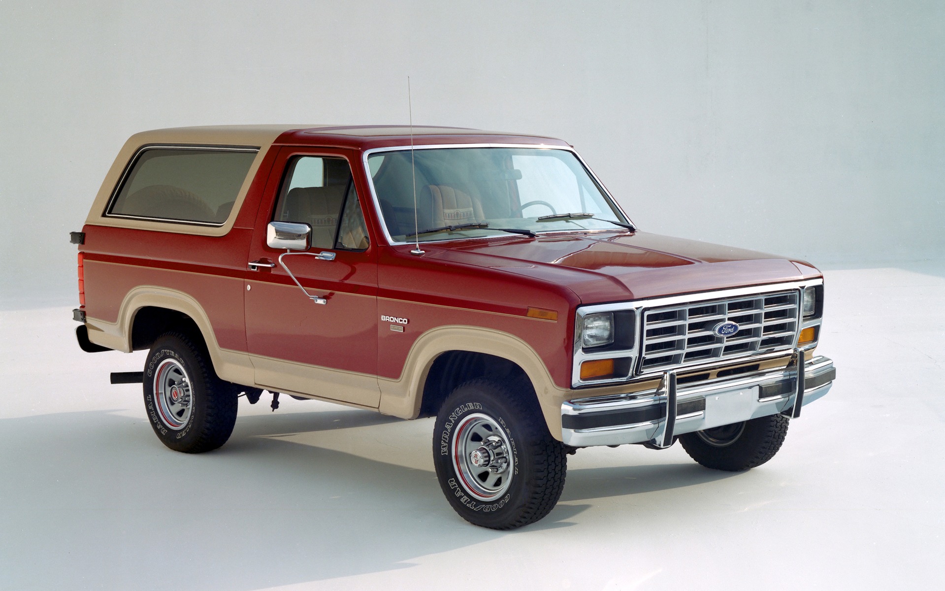 <p>1985 Ford Bronco</p>