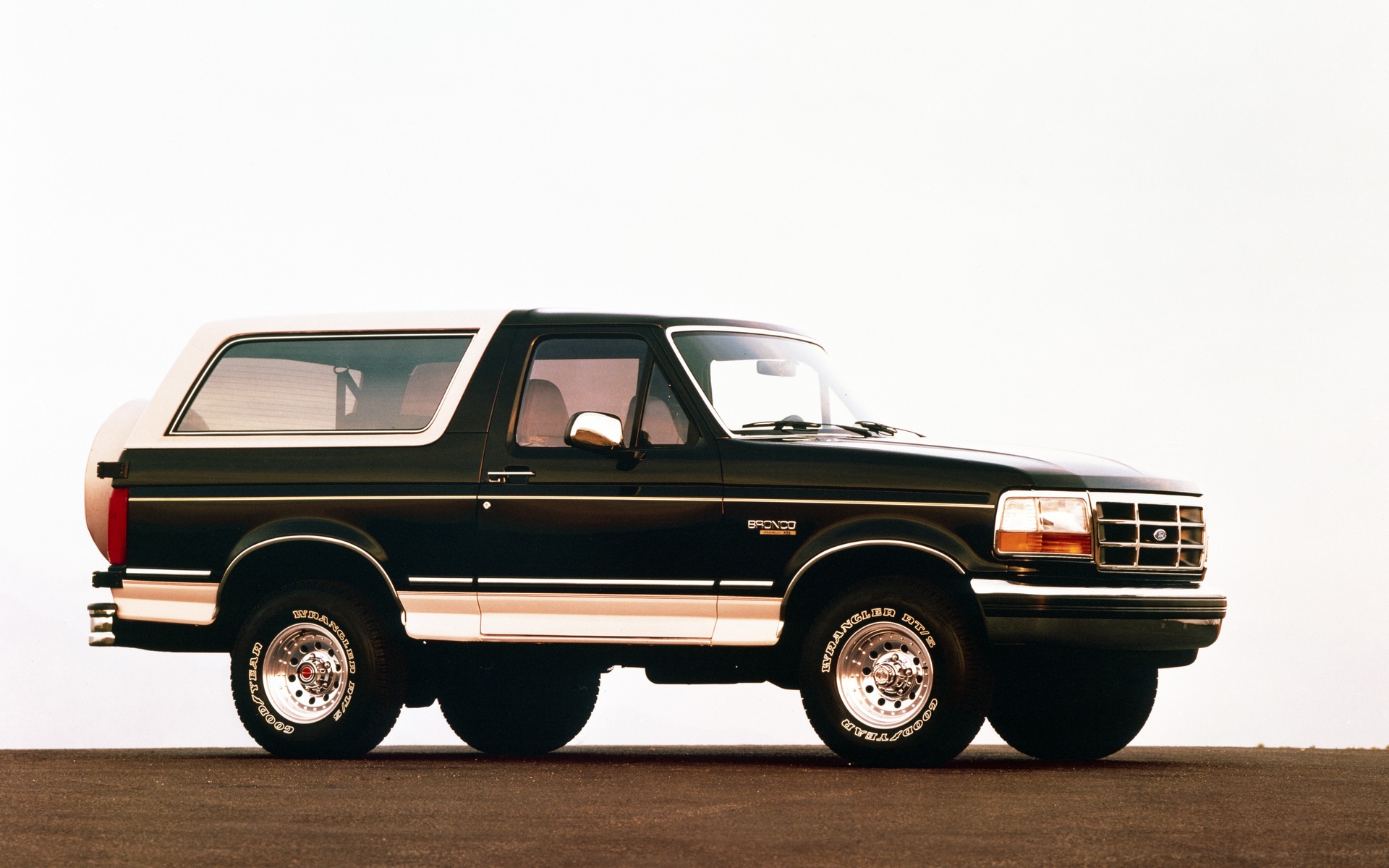 <p>1992 Ford Bronco Eddie Bauer</p>