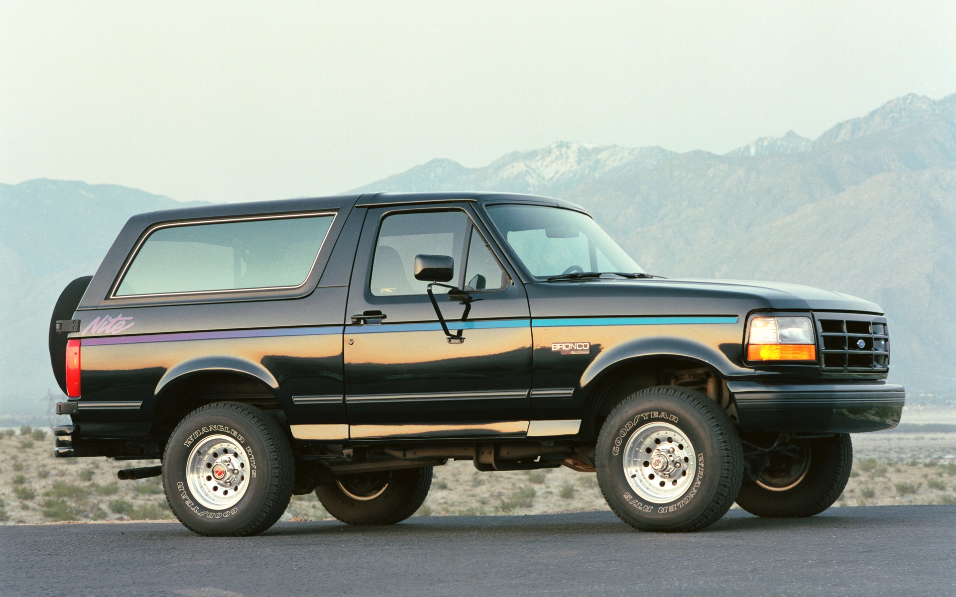 <p>1992 Ford Bronco</p>