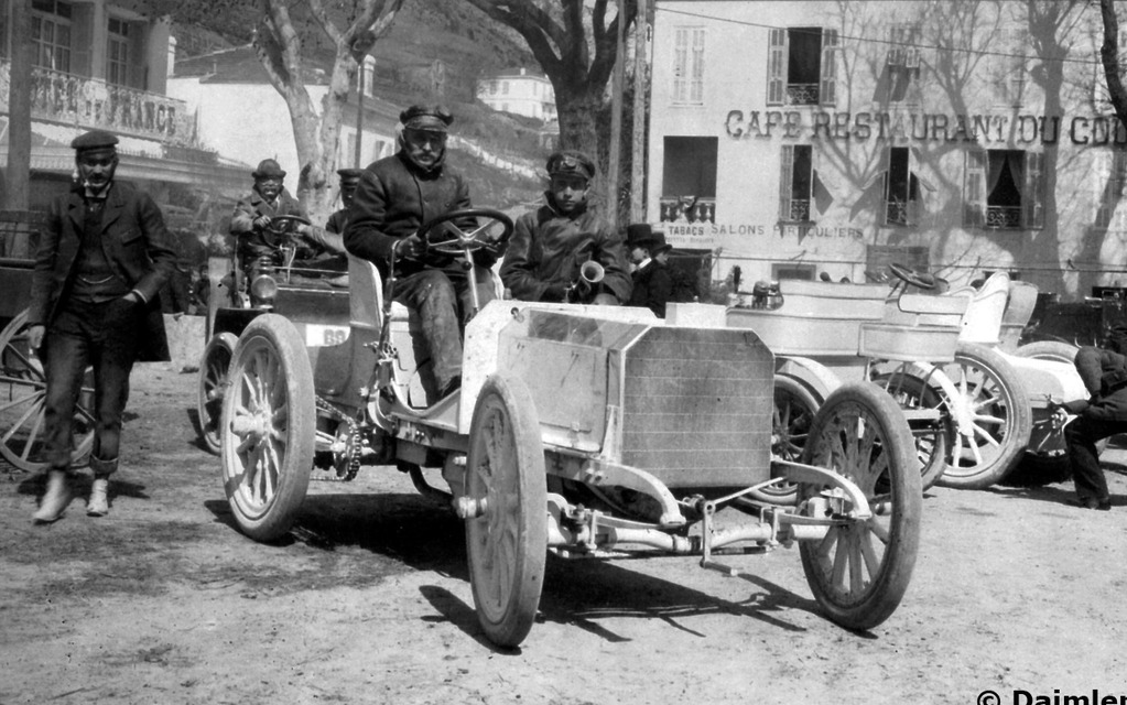 <p>Emil Jellinek au volant d'une Mercedes 35 HP en 1901.</p>