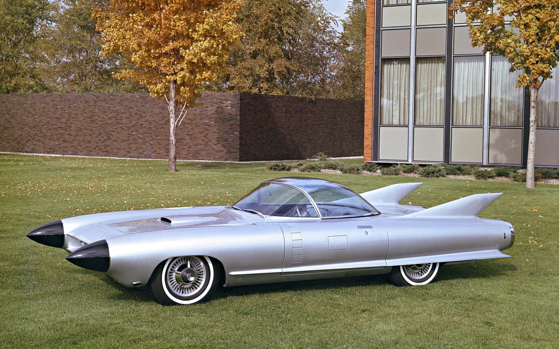 <p>Un autre concept car, digne des Jetson! Le Cadillac Cyclone 1959</p>