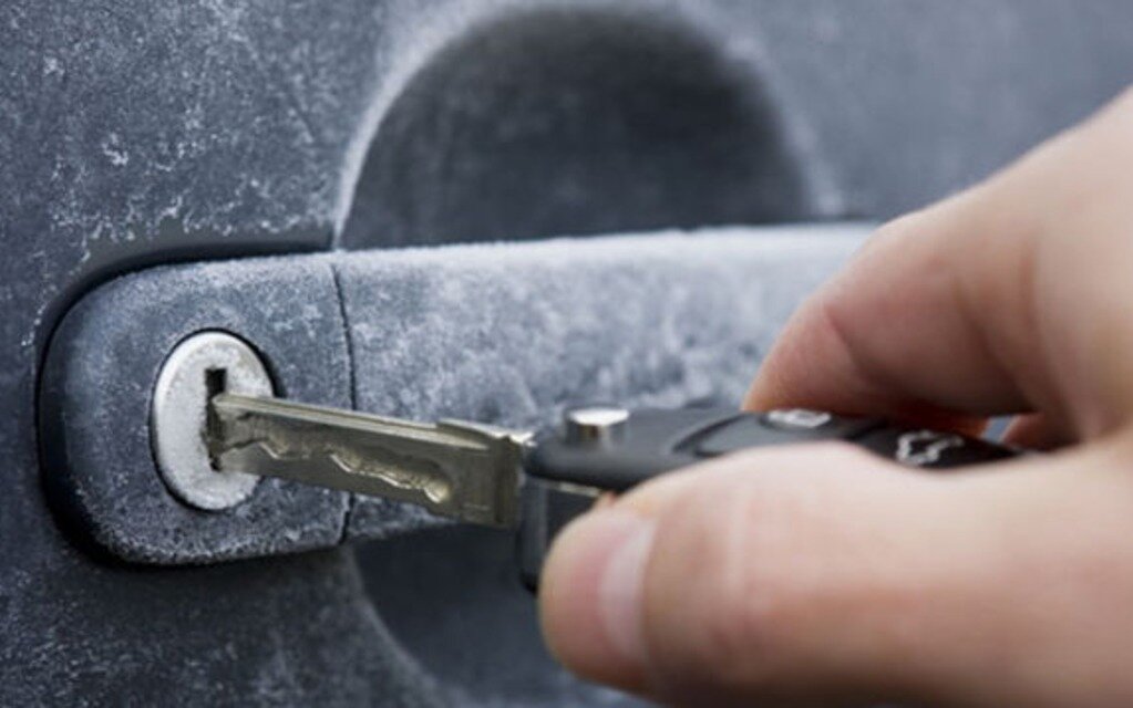 Quelques trucs pour contrer les effets du gel sur votre voiture