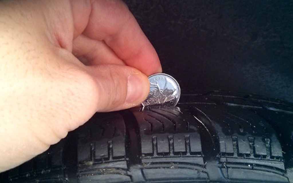 Comment vérifier la profondeur de la bande de roulement des pneus : Le test  du sou noir