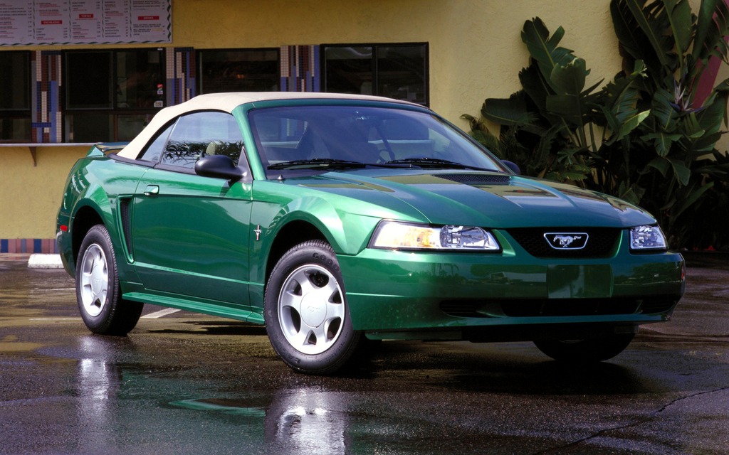 <p>Ford Mustang GT Convertible 2000</p>