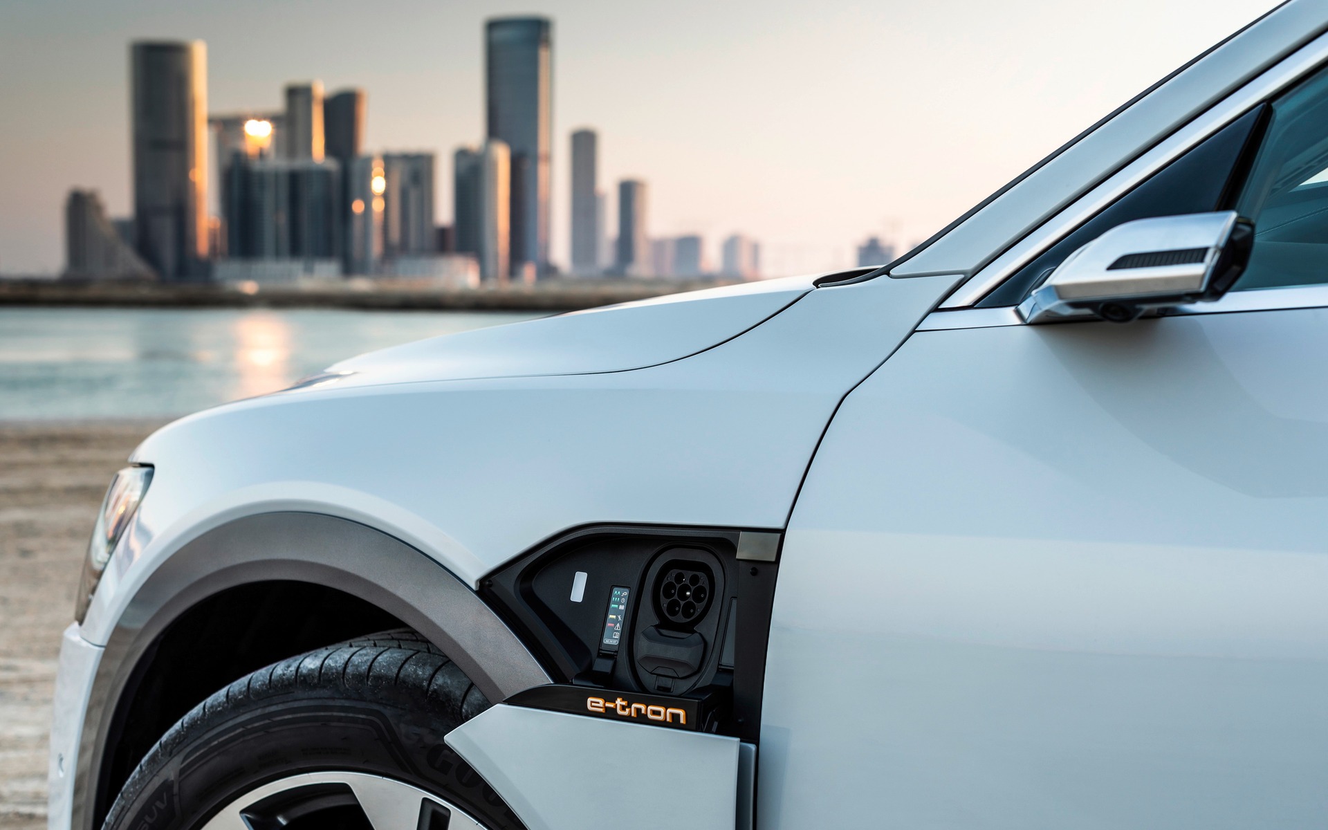 <p>Audi e-tron quattro 2019 - Port de recharge.</p>