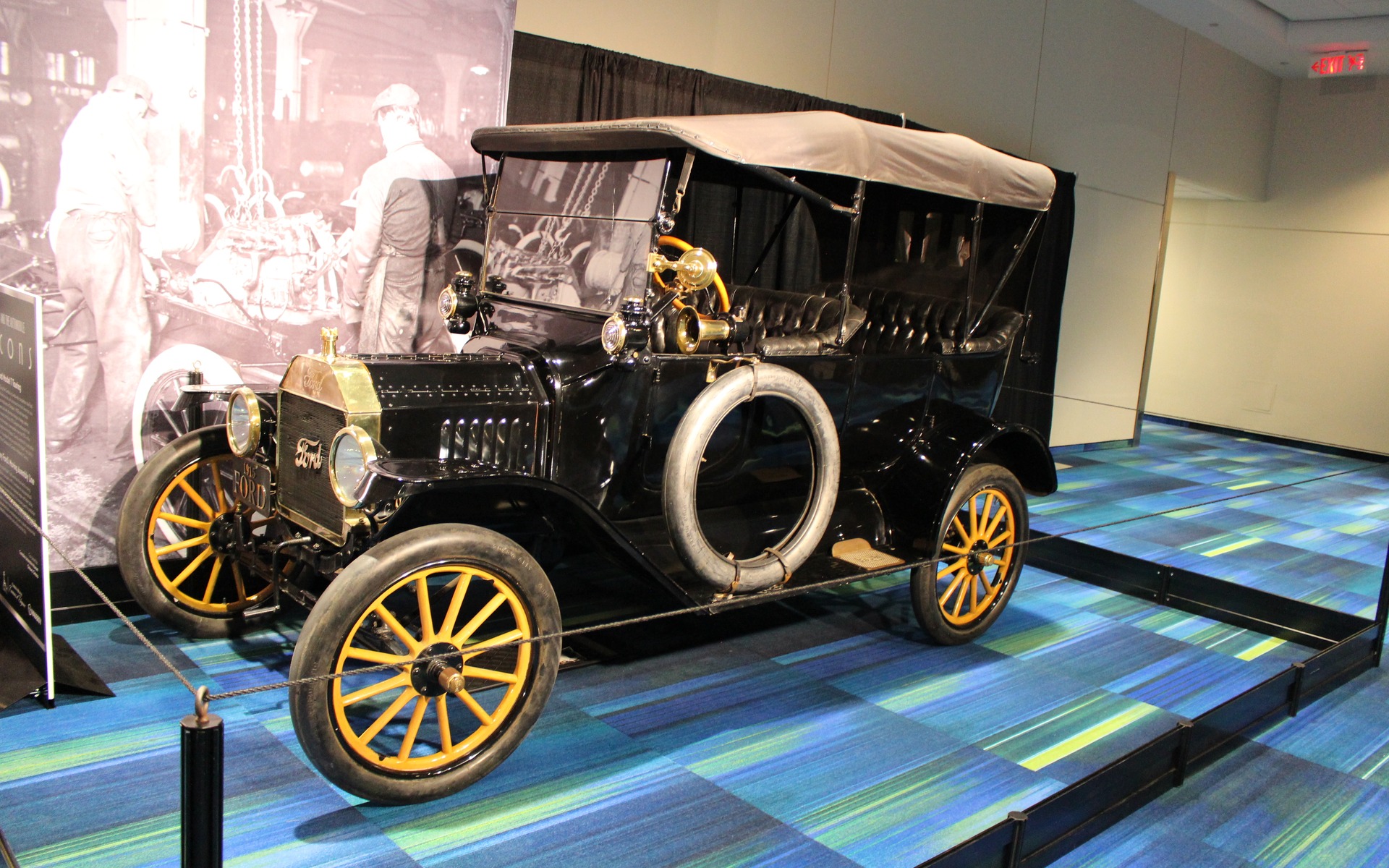 <p>Ford Model T Touring 1915</p>