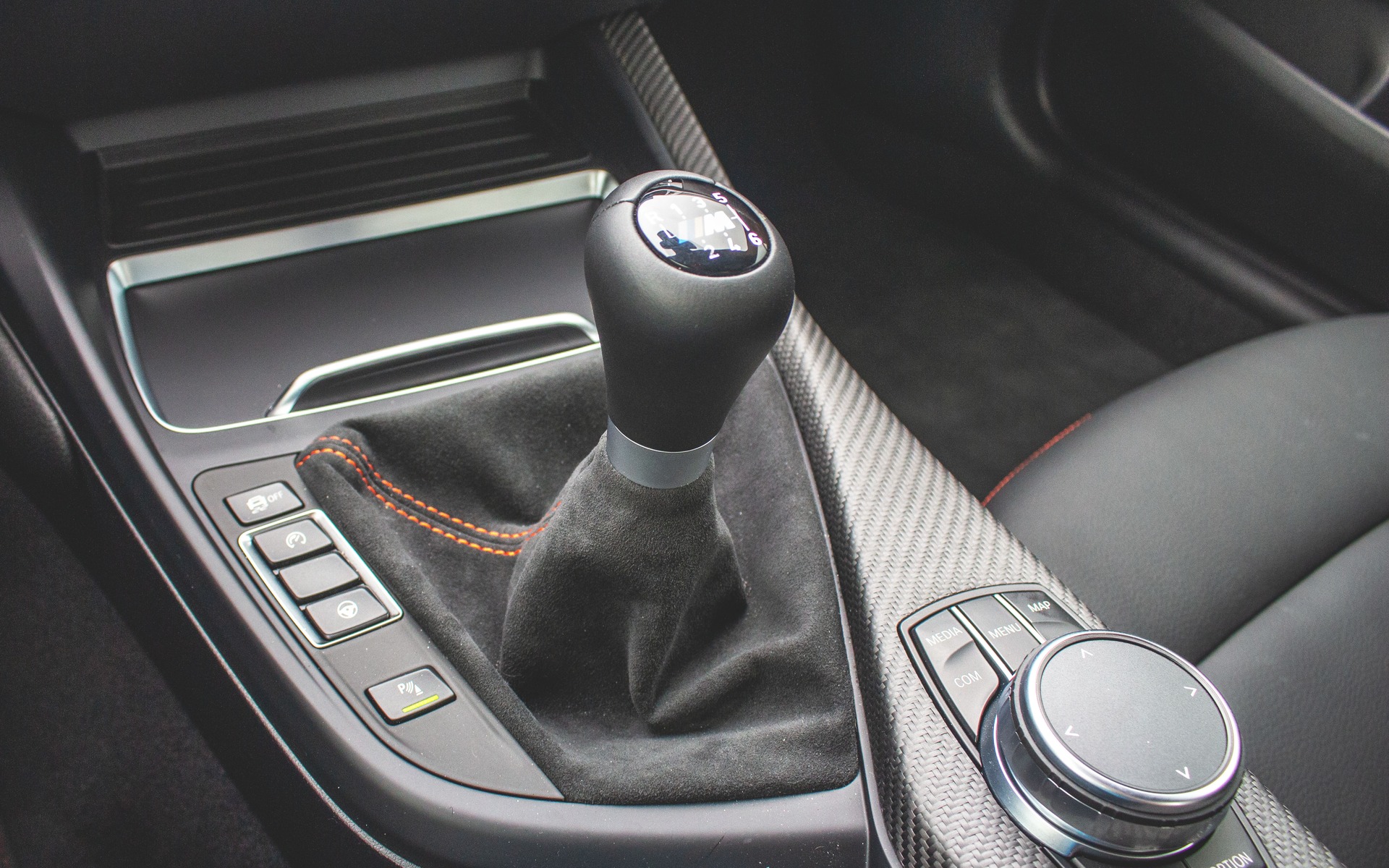 10 Sports Cars that Still Offer a Manual Gearbox 1/11