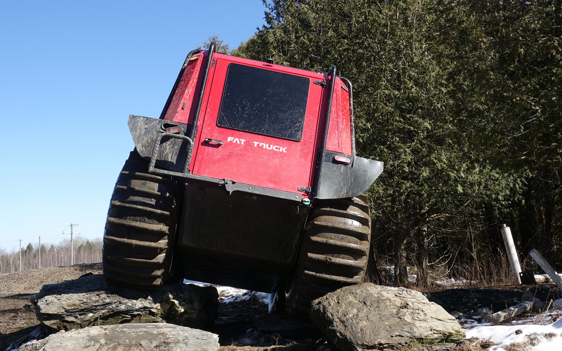 <p>Le Fat Truck sur du roc</p>