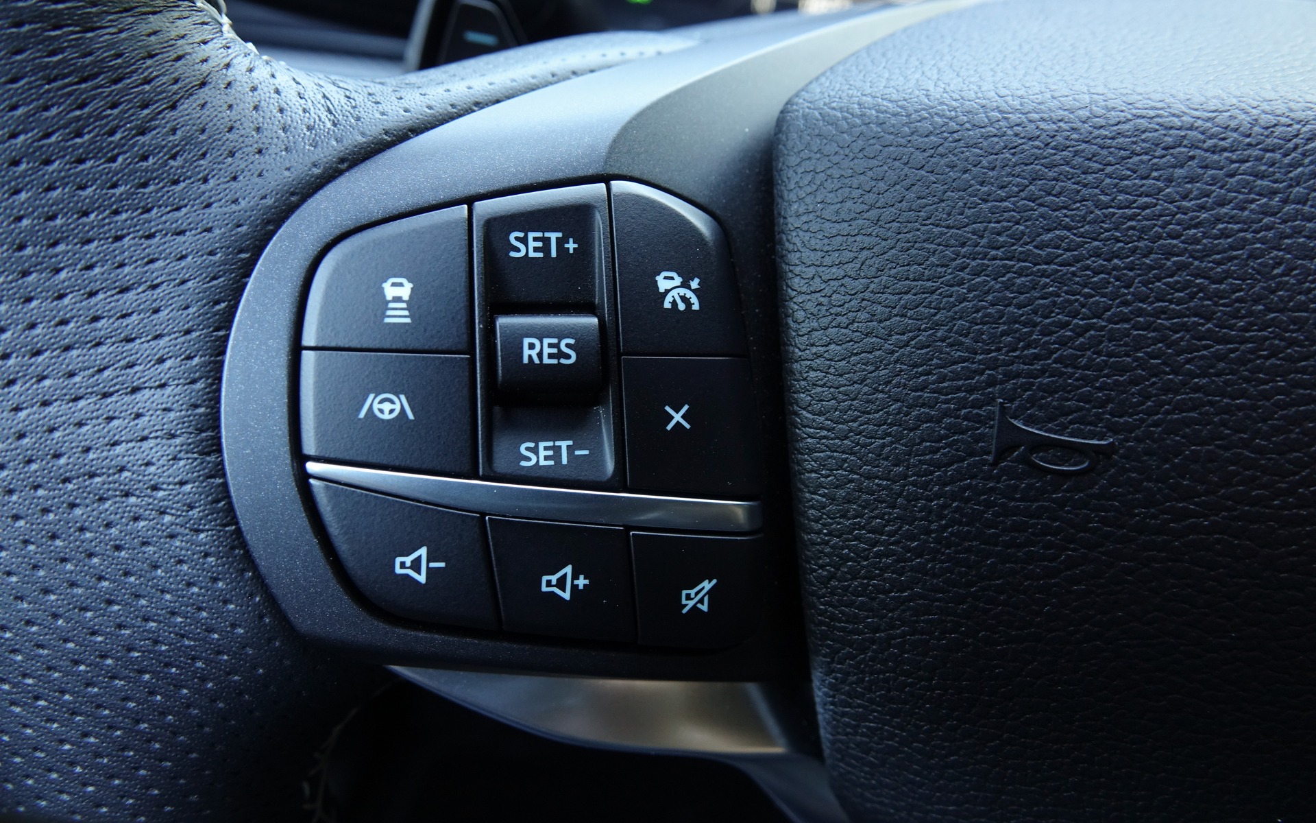 <p>Les boutons de contr&ocirc;le &agrave; la gauche du volant.</p>