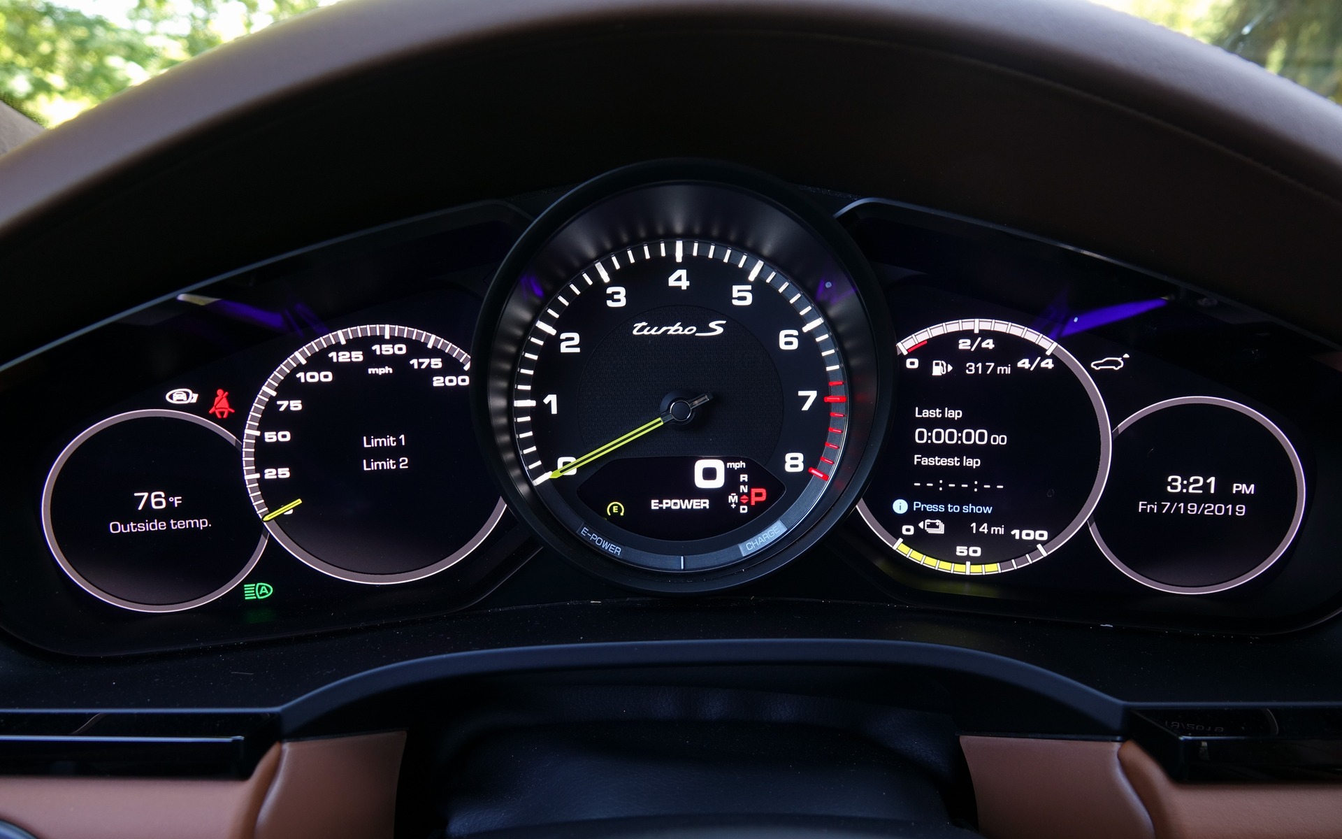 <p>Porsche Cayenne E-Hybrid Turbo S 2020</p>