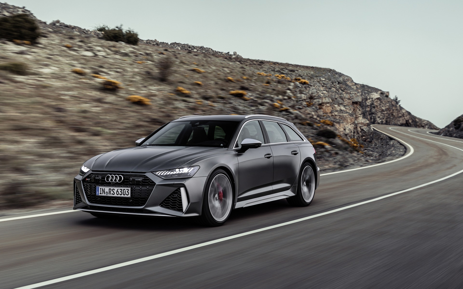 <p>2020 Audi RS 6 Avant</p>