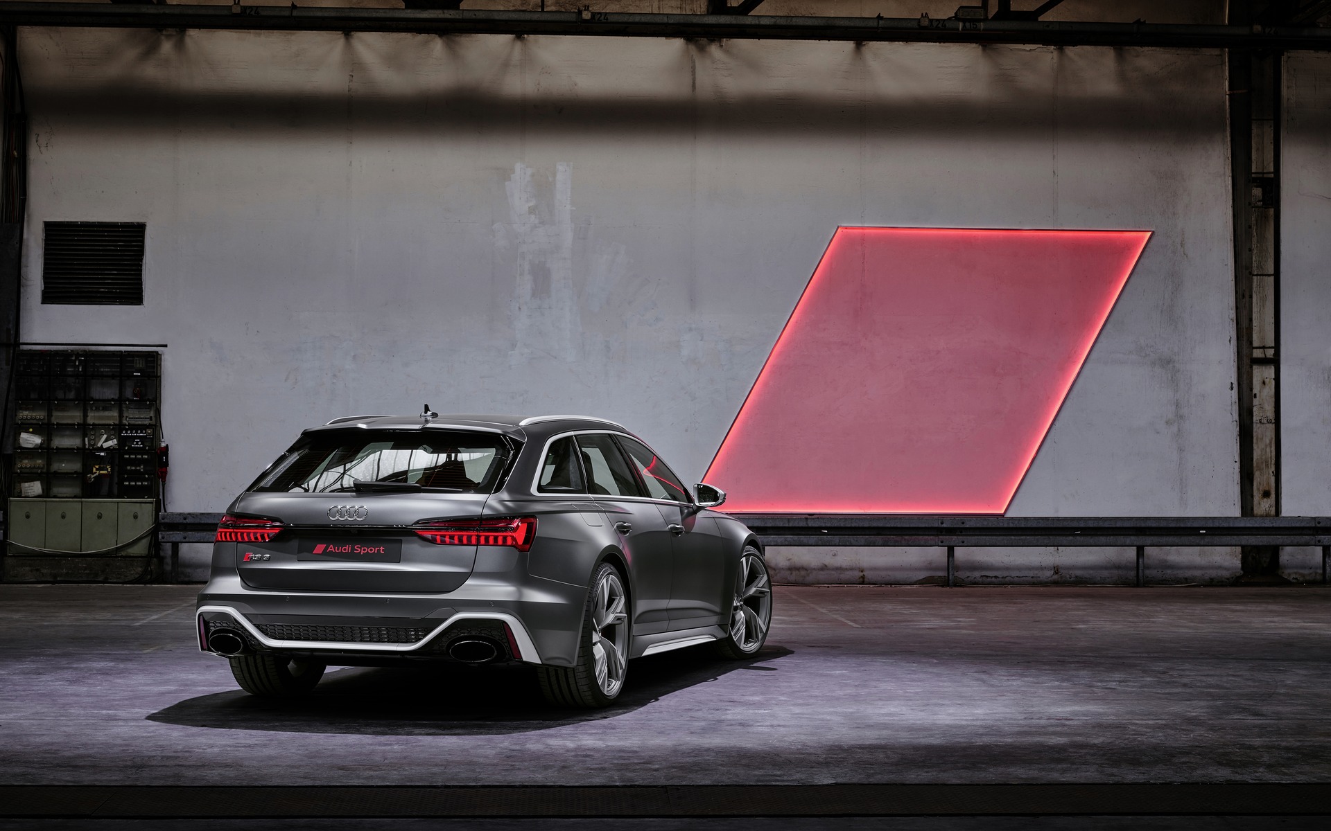 <p>2020 Audi RS 6 Avant</p>