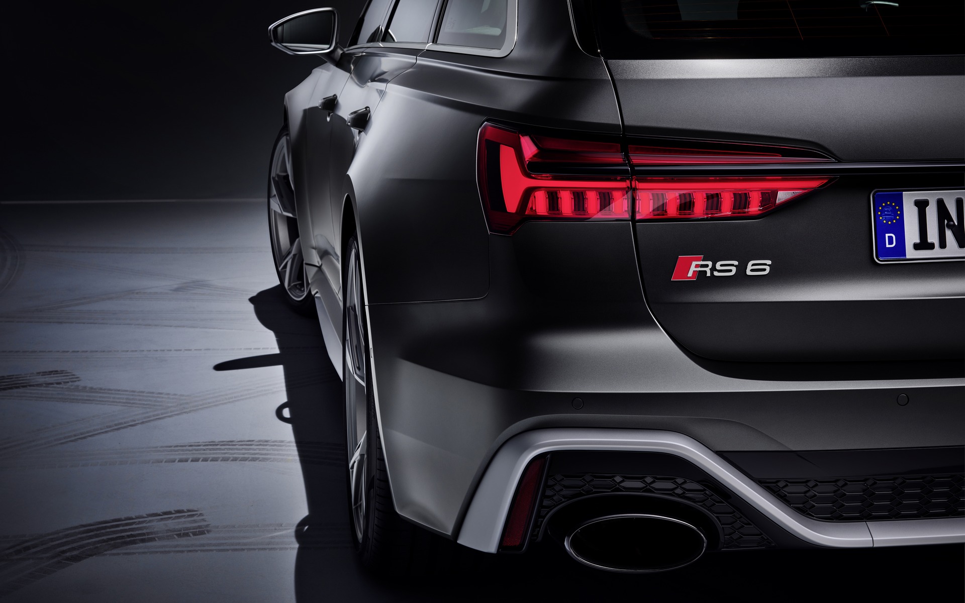 <p>2020 Audi RS 6 Avant</p>