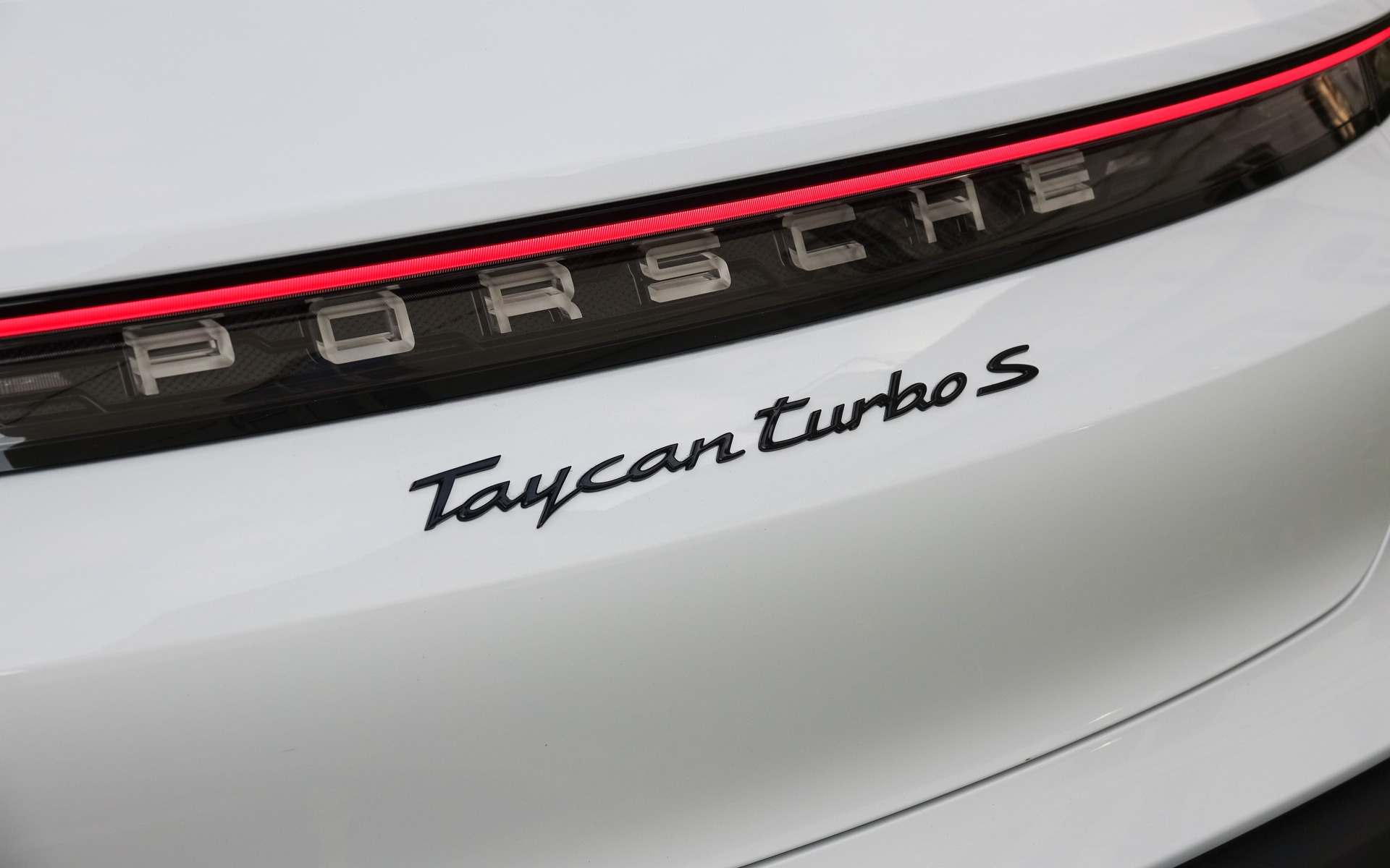<p>Porsche Taycan Turbo S 2020</p>
