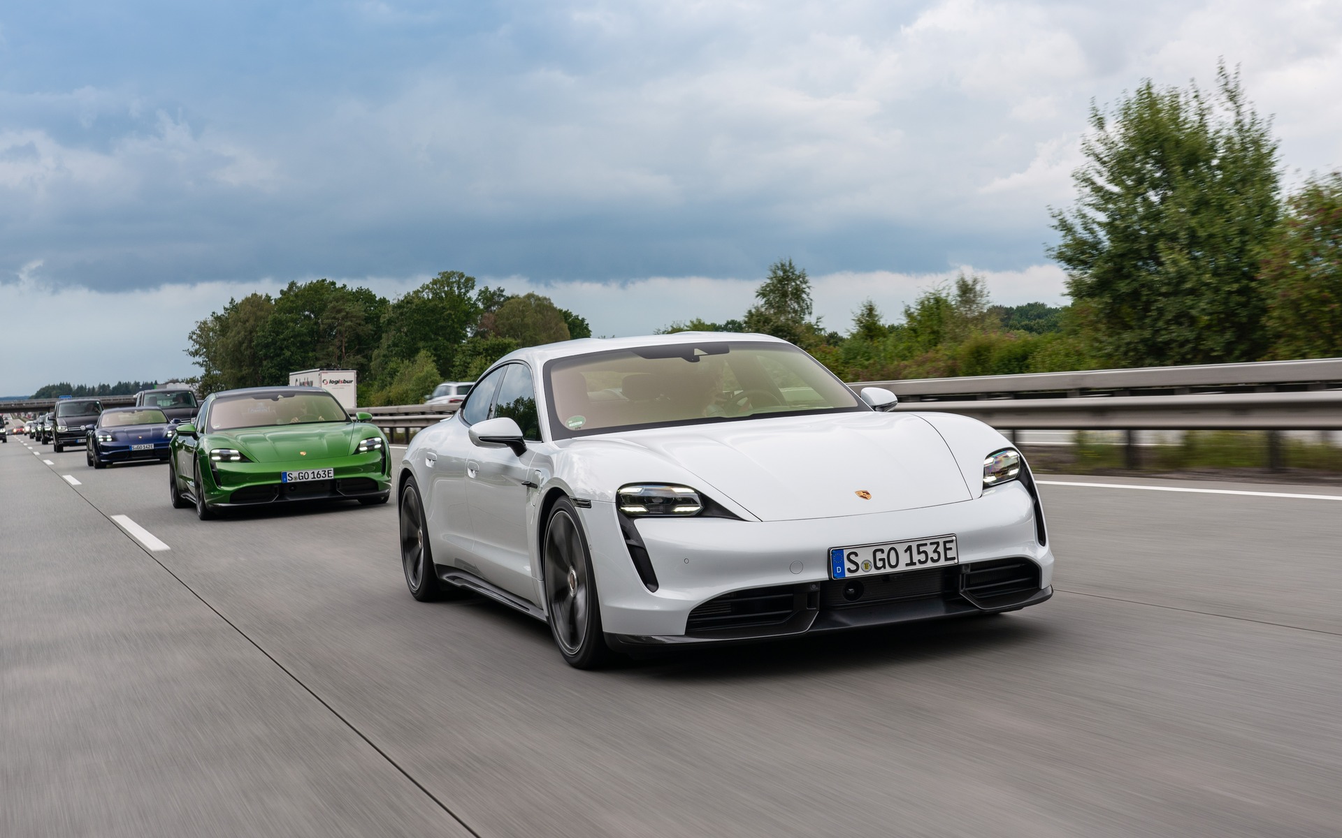 <p>Un groupe de Taycan sur l'autobahn 7</p>