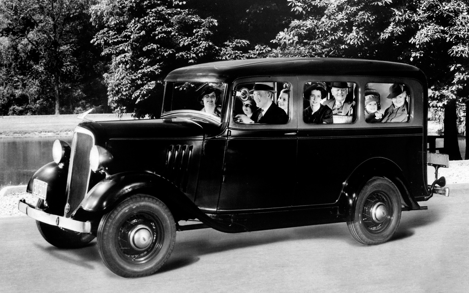 <p>Chevrolet Suburban 1935</p>