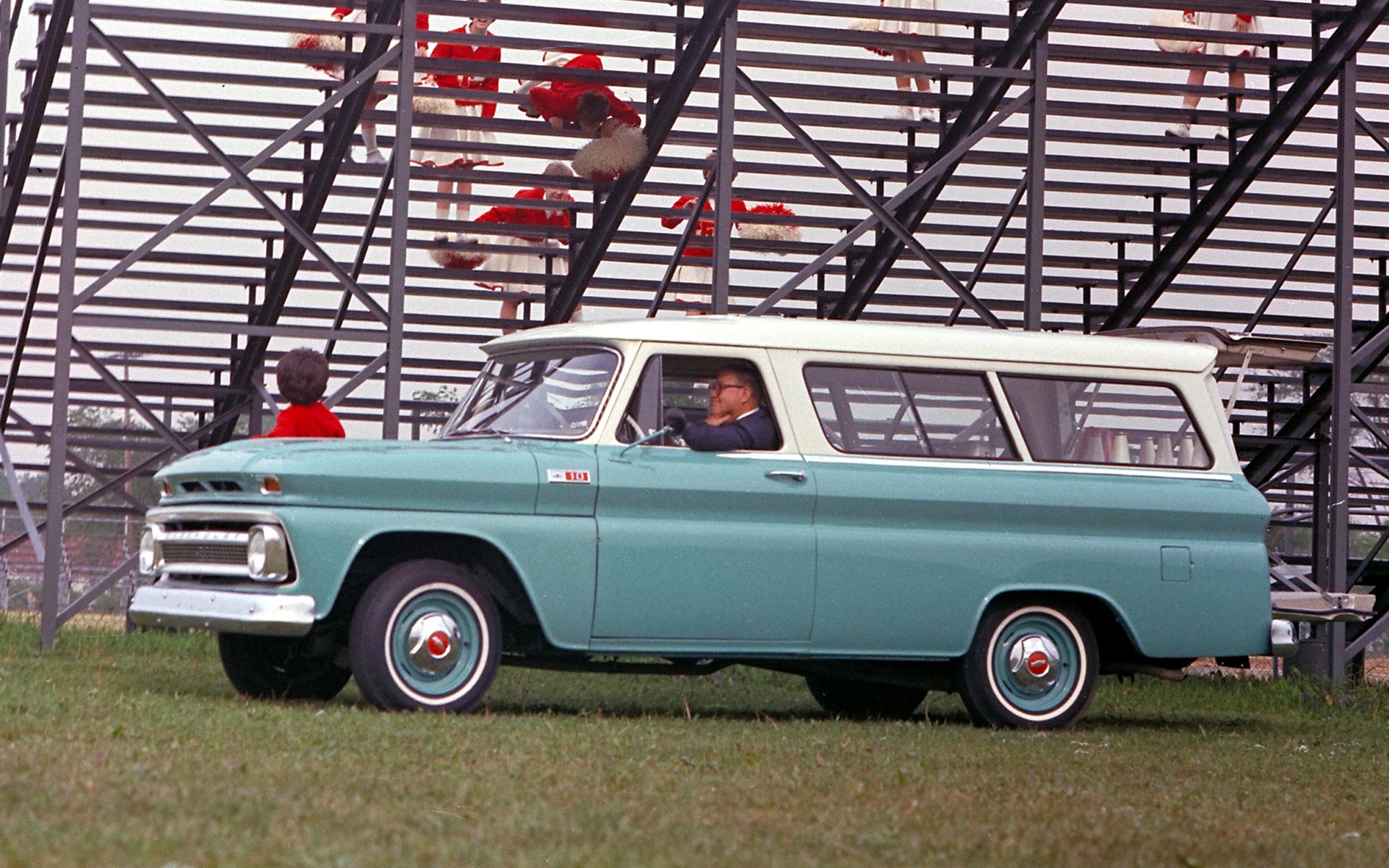 <p>1965 Chevrolet Suburban </p>