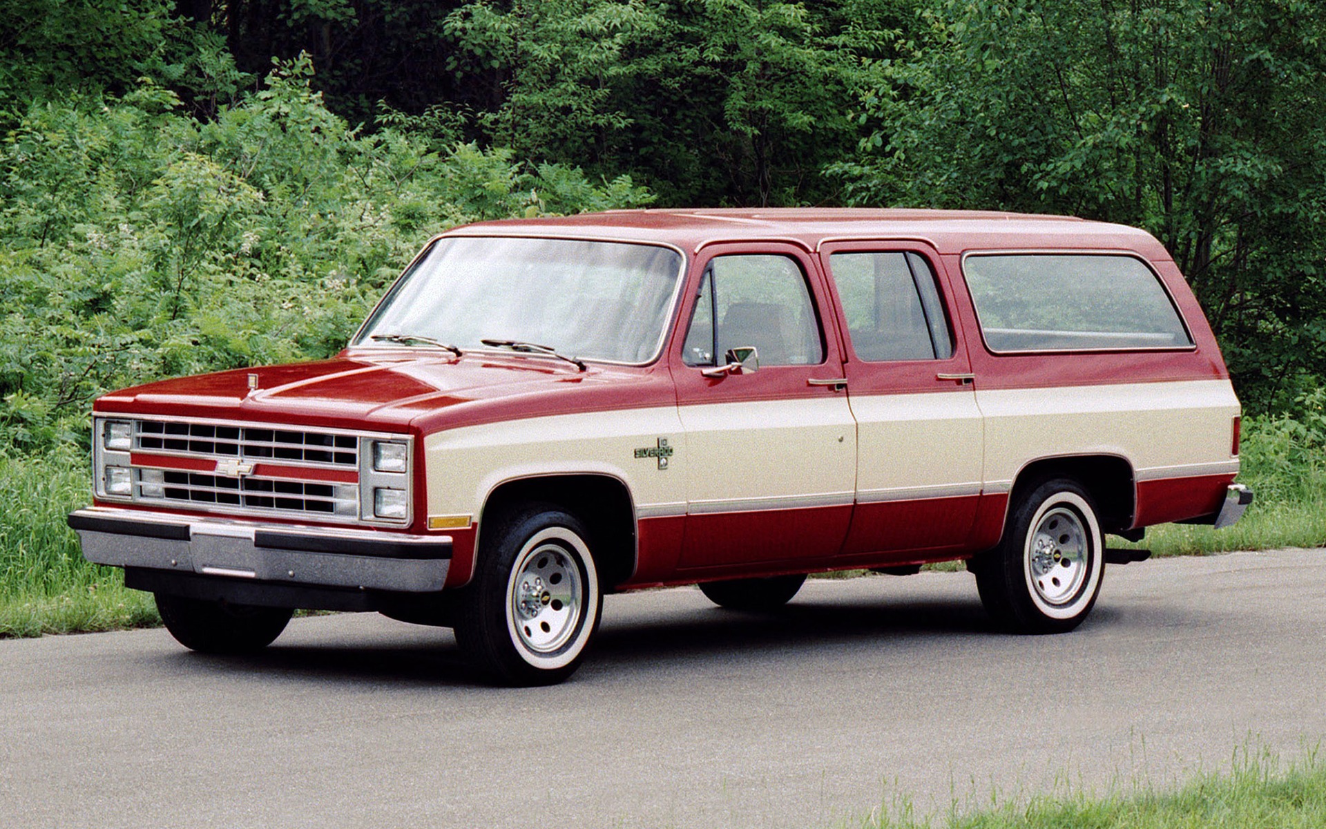 <p>1985 Chevrolet Suburban</p>