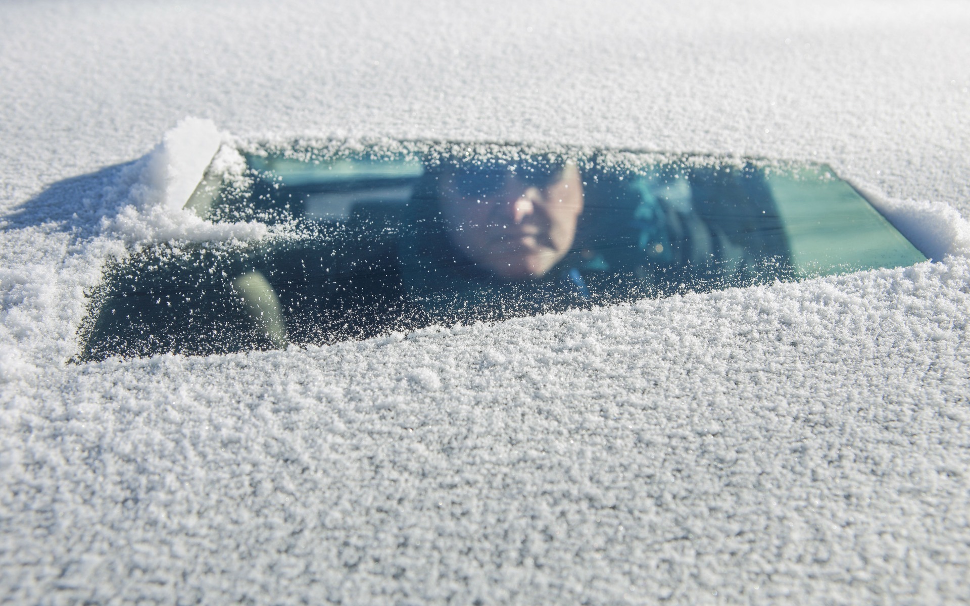 Conseils de conduite hivernale : cinq raisons de ne pas laisser votre  voiture sous la neige - NAPA Pièces d'auto - Blogue NAPA Canada