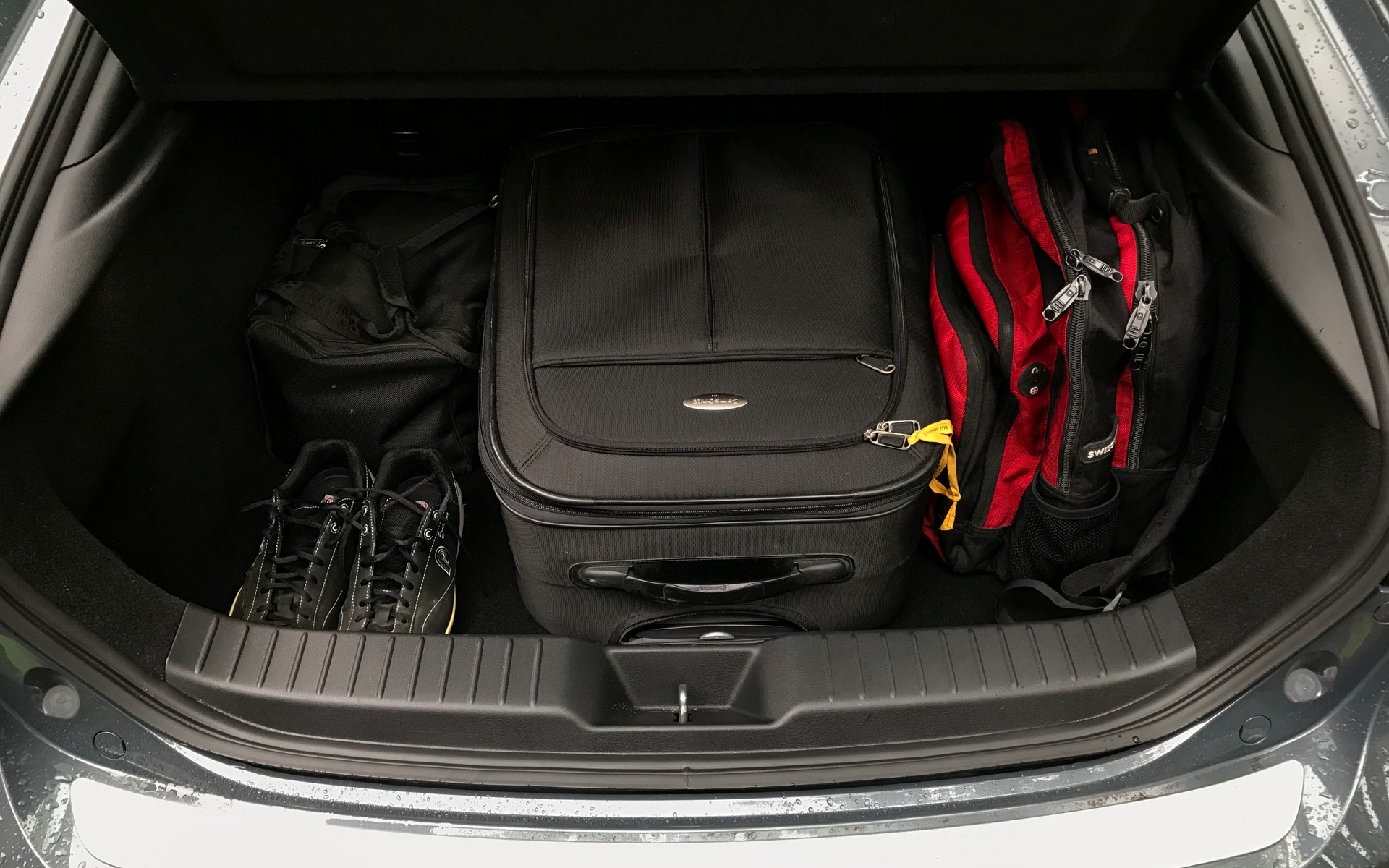 <p>Tout l'essentiel dans la soute cargo de la Mazda3 Sport GT</p>