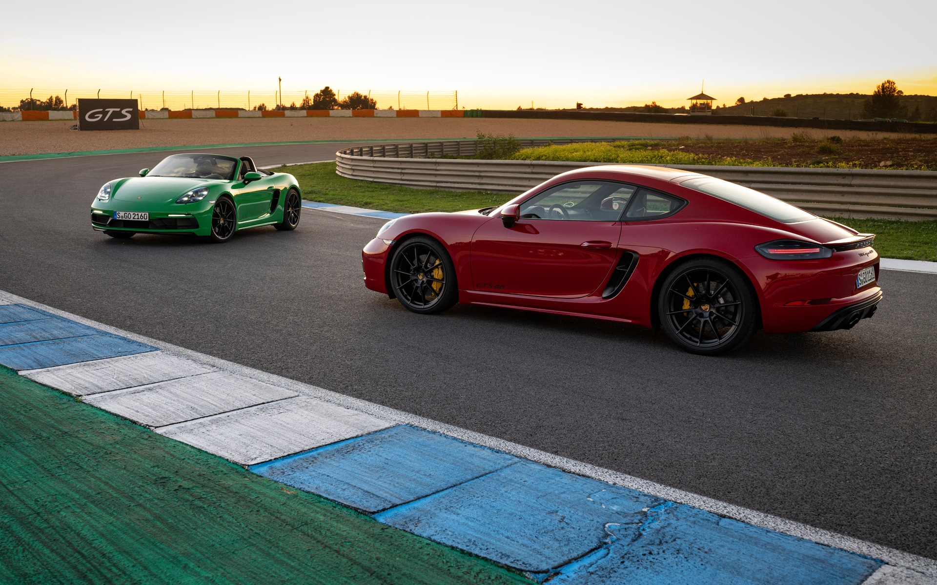 <p>Porsche 718 Cayman et Boxster GTS 4.0 sur le circuit Estoril</p>