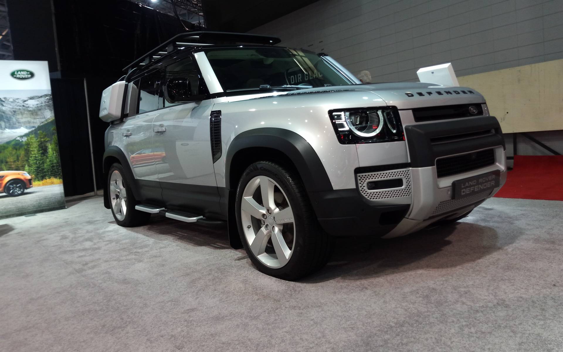 <p>Land Rover Defender 2020</p>
