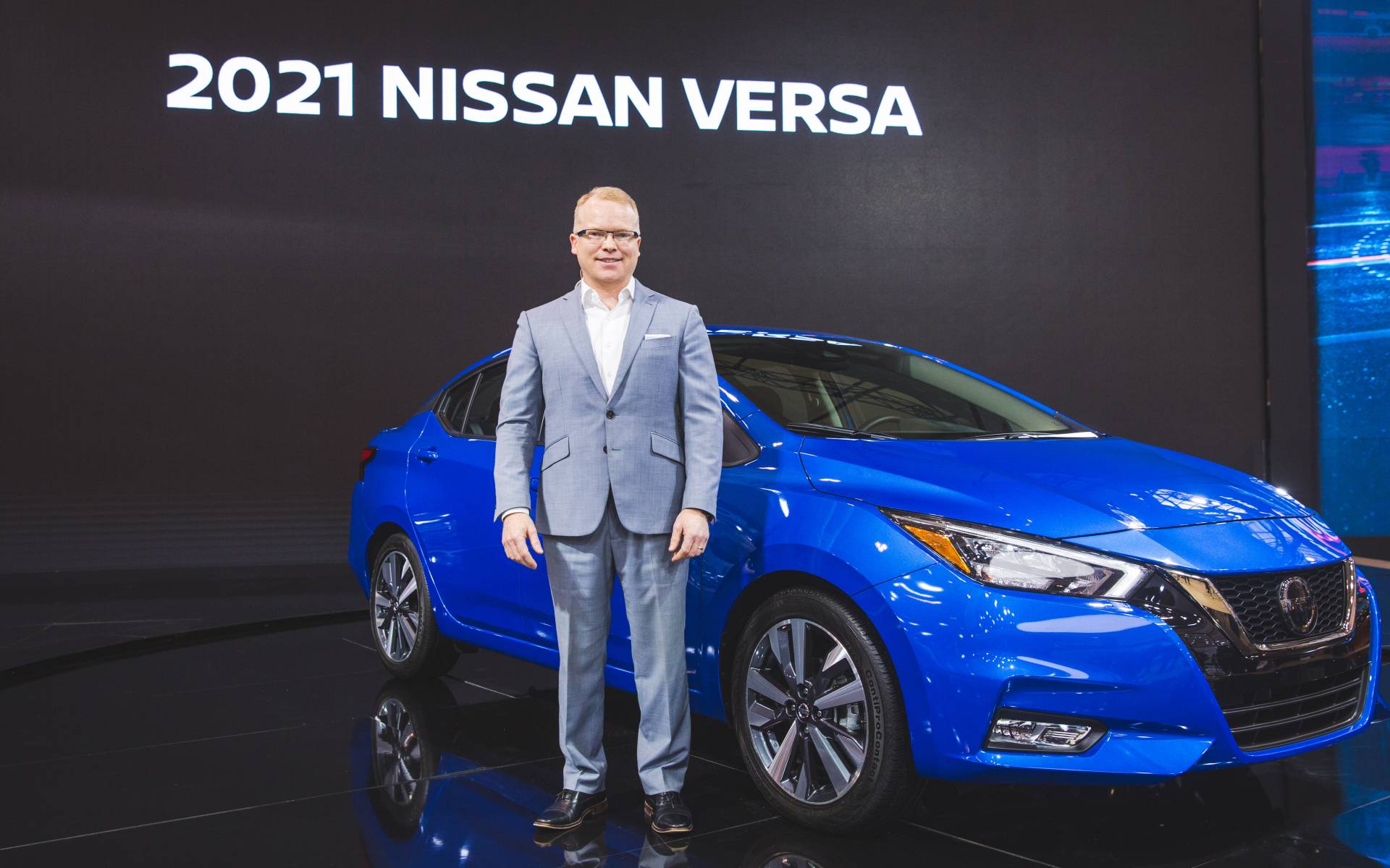 <p>Steve Milette, président de Nissan Canada, devant la Versa 2021. </p>