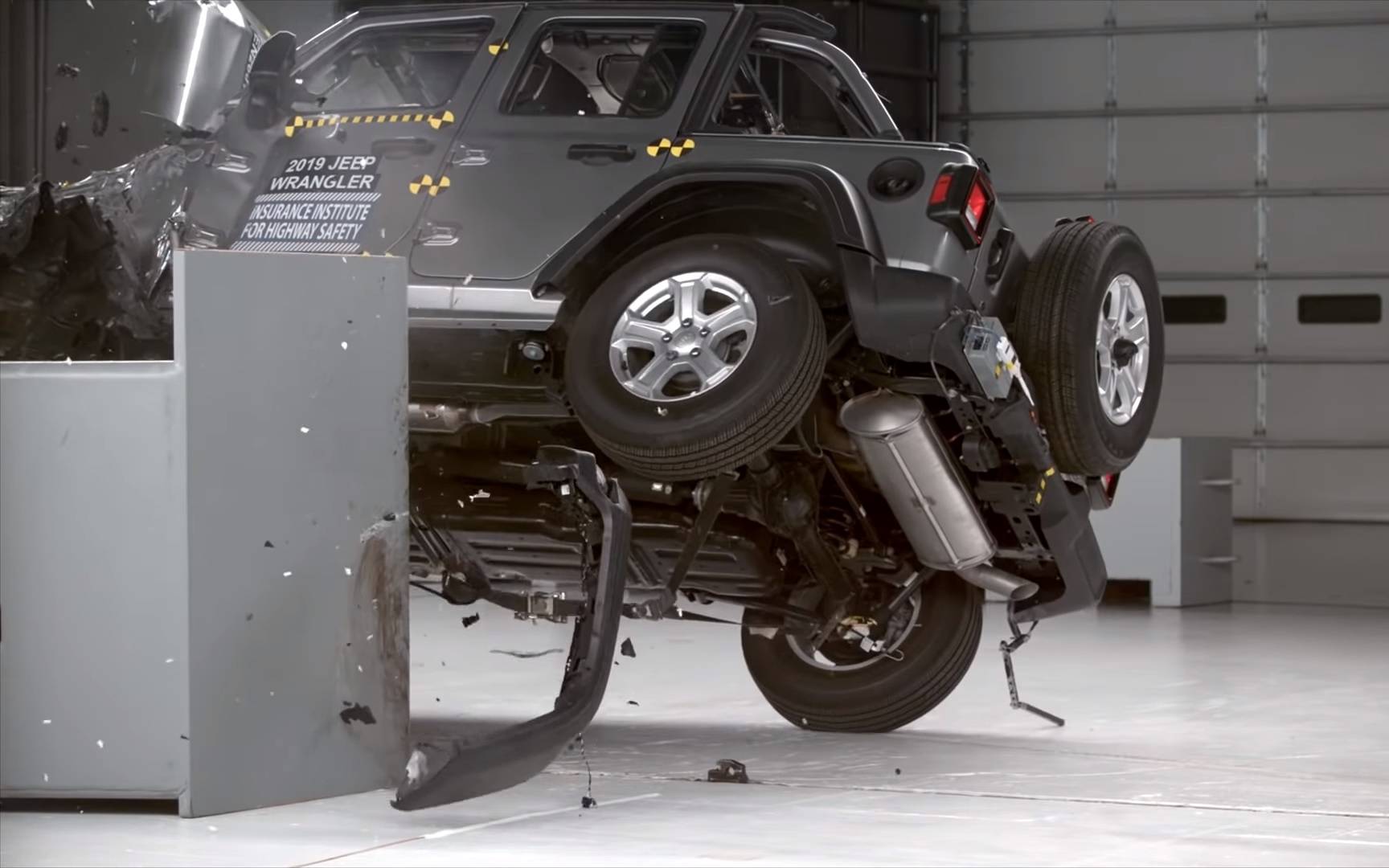 Watch Jeep Wrangler Rolls Over in Latest Crash Test 1/4