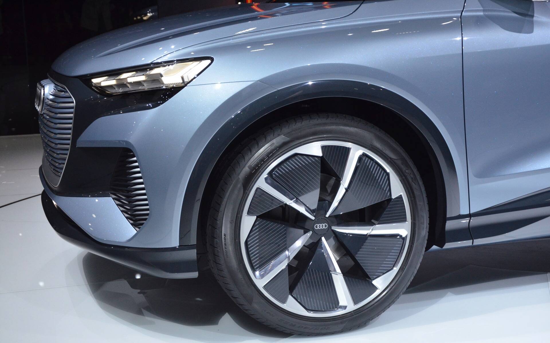 <p>Audi Q4 e-tron concept au Salon de l'Auto de Genève en Mars 2019</p>