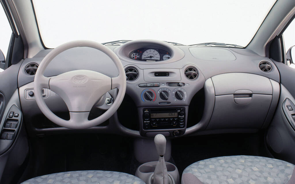 <p><strong>L'intérieur de la Toyota Echo 2000.</strong></p>