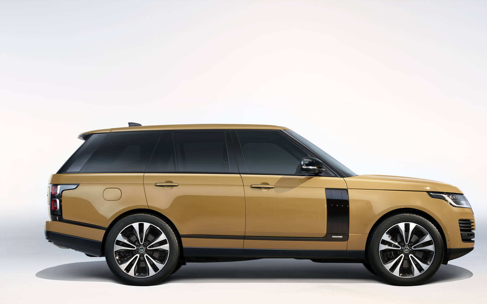 <p>Land Rover Range Rover Fifty 2021 en Bahama Gold.</p>