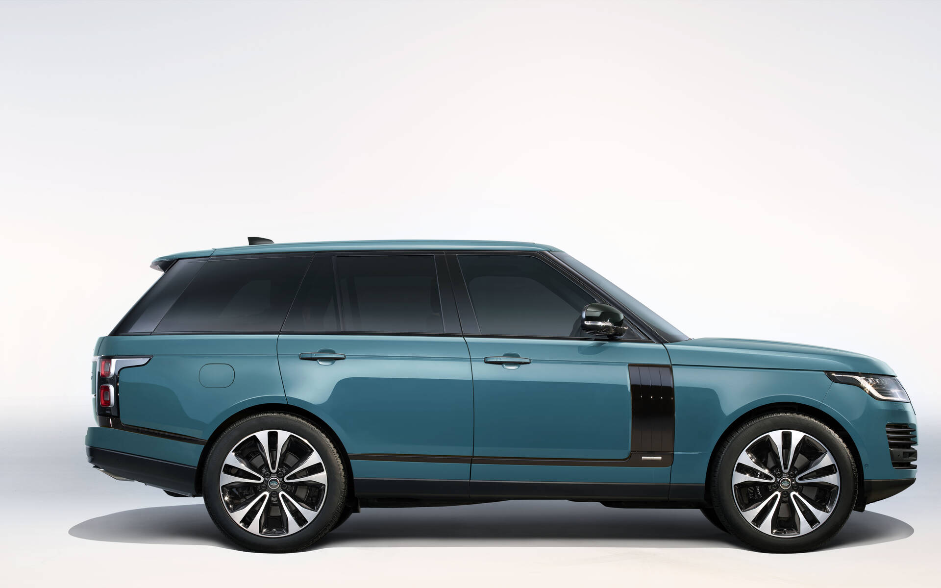 <p>Land Rover Range Rover Fifty 2021 en Tuscan Blue </p>