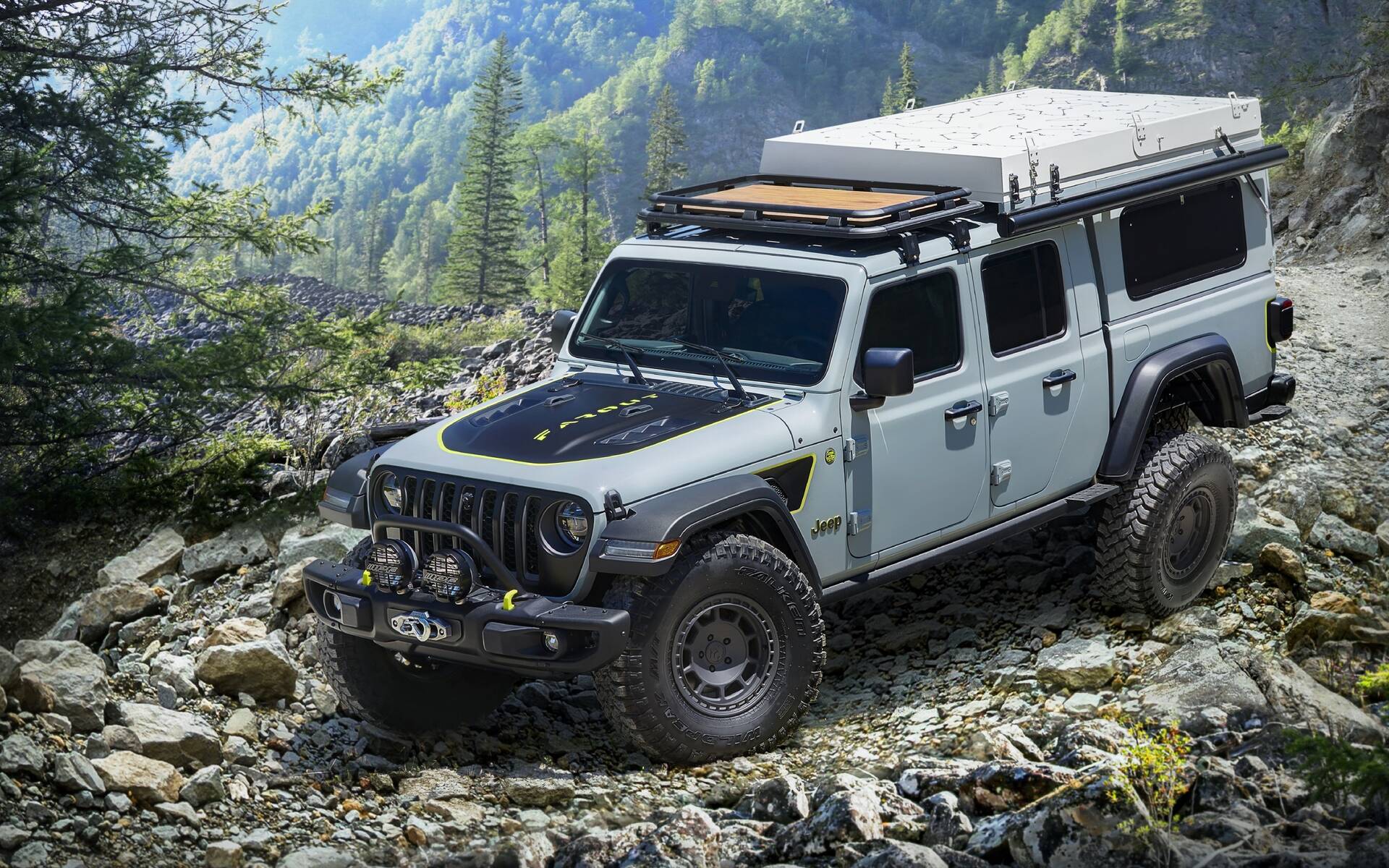 Voiture Tout-terrain Gris Foncé Dans Les Montagnes